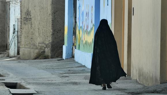 Una mujer camina por una calle de Kabul el 19 de marzo de 2022. (Foto de Ahmad SAHEL ARMAN / AFP)