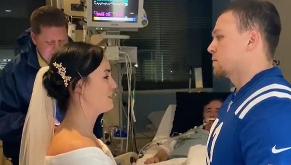 Una pareja realizó su boda en la habitación de un hospital para que el padre de la novia pueda estar presente | 
Foto: Facebook / Shelby Schweikhart-Conville
