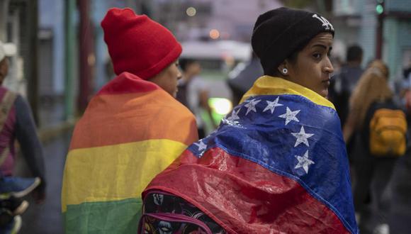 Una persona envuelta en una bandera de Venezuela camina con un grupo de migrantes que salen de la ciudad de Tapachula, en el estado de Chiapas, México, el 6 de junio de 2022. (AP Foto/Isabel Mateos, Archivo).