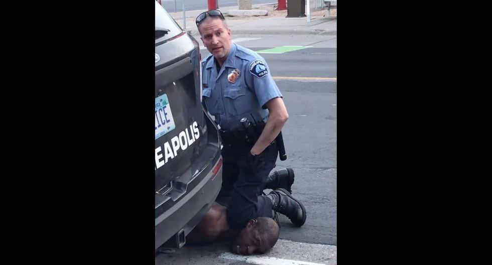 El policía Derek Chauvin coloca su rodilla sobre el cuello de George Floyd durante su detención en Minneapolis, Estados Unidos. El hombre murió bajo custodia. (AFP / Facebook/Darnella Frazier).