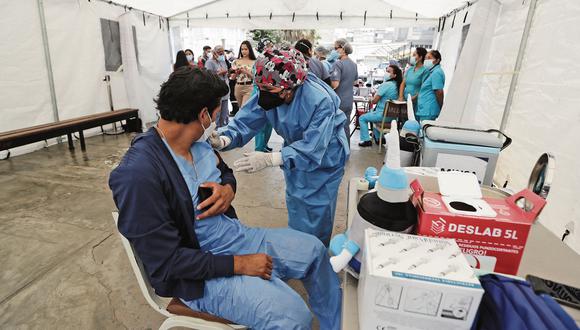 La vacunación contra el COVID-19 continúa en el país. Esta vez, se realizará el proceso en diferentes estaciones de la Línea 1 del Metro de Lima | Foto: El Comercio / Archivo