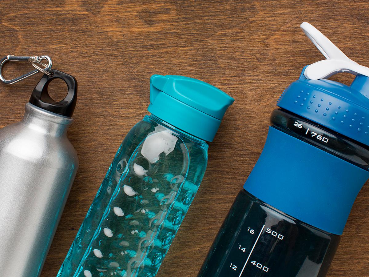 Cómo dejar totalmente limpios tus envases de agua y termos