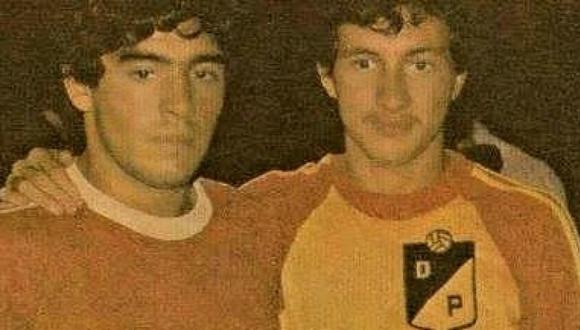 Diego Maradona (izq.), junto a Benjamín 'Mincho' Cardona, el 19 de febrero de 1980. (Foto: Archivo EL TIEMPO)