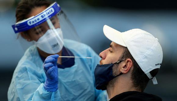 Una enfermera realiza una prueba de coronavirus Covid-19 en Rushcutters Bay, un suburbio al este de Sídney, Australia. (Brendon THORNE / AFP).