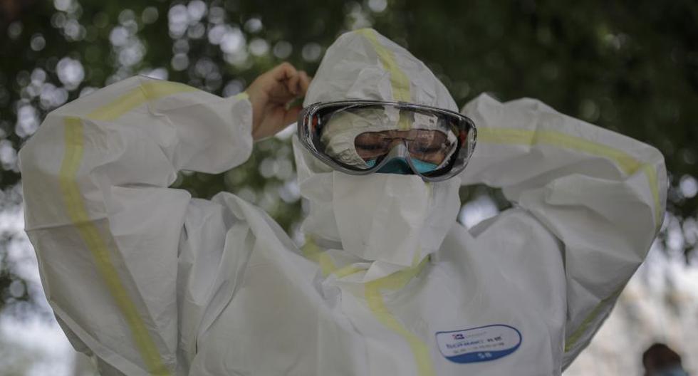 Un trabajador sanitario se prepara para realizar pruebas de coronavirus COVID-19 en Beijing, China. (Foto: EFE/EPA/STRINGER)