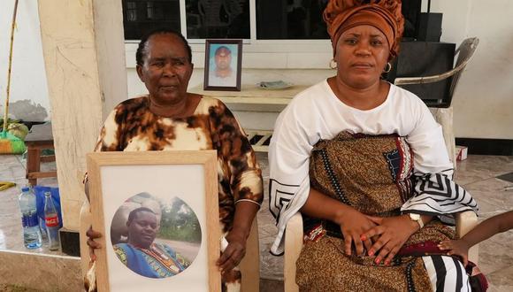 Dos familiares de Nemes Tarimo, Roida Sambulika (izquierda) y Rehema Kigobe, esperan noticias sobre el retorno de su cuerpo.
