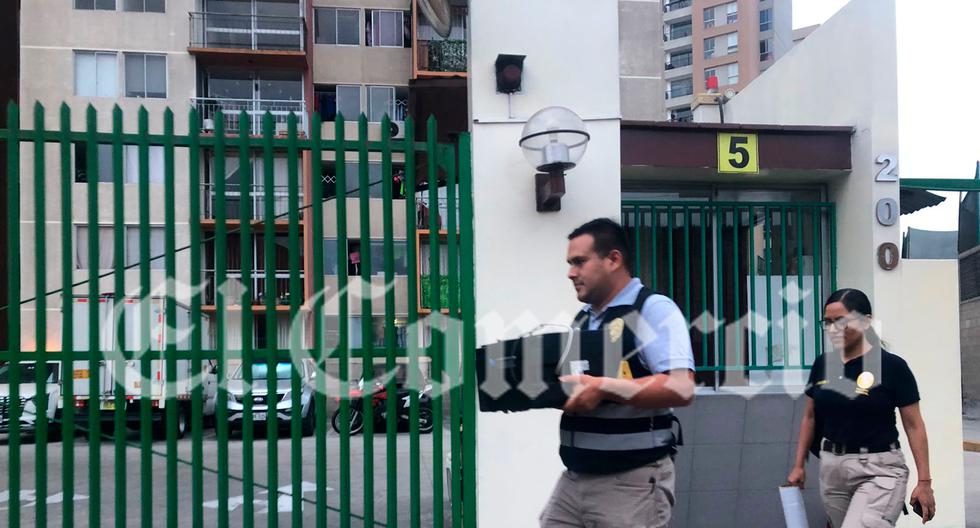 Policías se retiran del inmueble de Claudia Ruiz, investigada por el Eficcop por ser presunta miembro de red que encabezaría Patricia Benavides. (Foto: Daniel Álvarez)