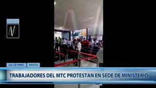 Trabajadores del MTC protestan en sede central | VIDEO