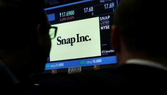 Operadores ven una pantalla con la información de las negociaciones de las acciones de Snap Inc. en la Bolsa de Valores de Nueva York (NYSE) (Foto: Reuters)