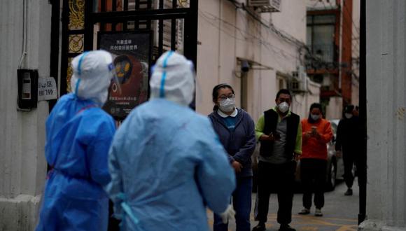 Los residentes hacen fila para las pruebas de ácido nucleico durante un encierro, en medio de la pandemia de la enfermedad por coronavirus (COVID-19), en Shanghái, China.