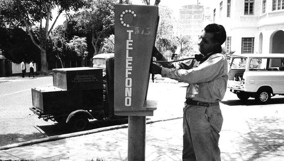 Lima, década de 1960.  Un hombre utiliza una cabina de teléfono público. Pero la historia del teléfono en el Perú tuvo un capítulo indispensable en 1930, cuando la Compañía Peruana de Teléfonos Ltda. fundó la primera central automática en su antiguo local del jirón Washington, en el centro de Lima. Foto: GEC Archivo Histórico.