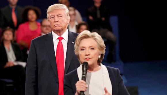 Donald Trump y Hillary Clinton durante un debate presidencial en 2016. (Foto archivo: Reuters)