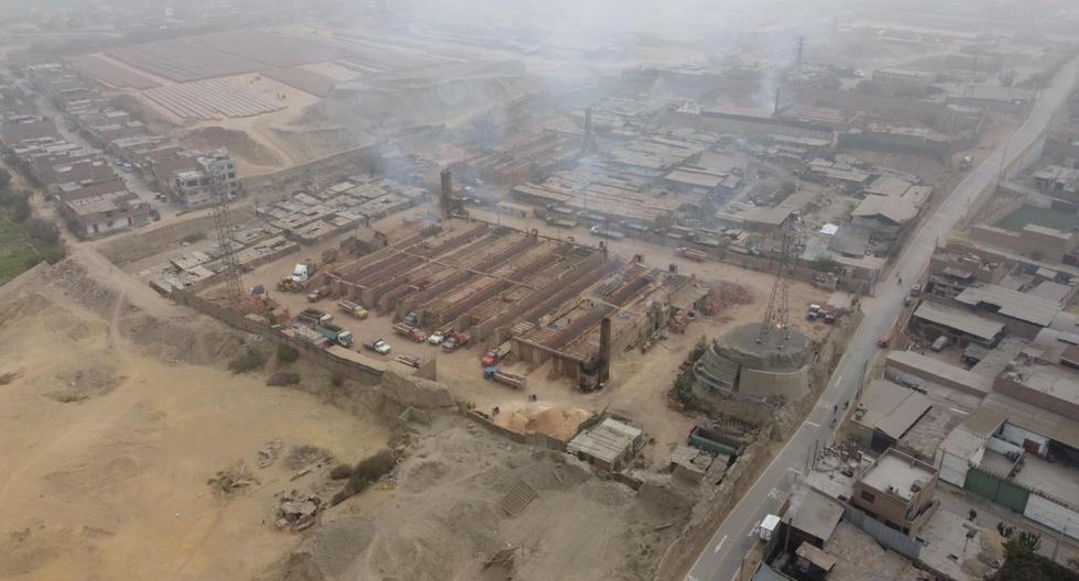 Esta fotografía fue tomada por El Comercio el 9 de octubre. Se observa una ladrillera de Huachipa y, muy cerca, uno de los vecindarios afectados. (Foto: César Campos/GEC)