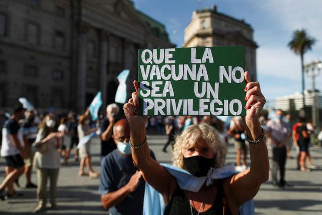 Las calles de Buenos Aires se convirtieron este sábado en epicentro de las protestas contra el Gobierno en medio de una fuerte polémica tras conocerse que varias figuras cercanas al poder se habían vacunado contra la covid-19 de forma privilegiada. (Texto: EFE / Foto: Reuters).
