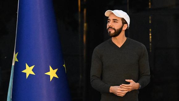 El presidente de El Salvador, Nayib Bukele, gesticula durante la inauguración del Centro Urbano de Bienestar y Oportunidades (CUBO) en el barrio de Santa Lucía en Mejicanos, El Salvador, el 17 de enero de 2023. (Foto de Marvin RECINOS / AFP)