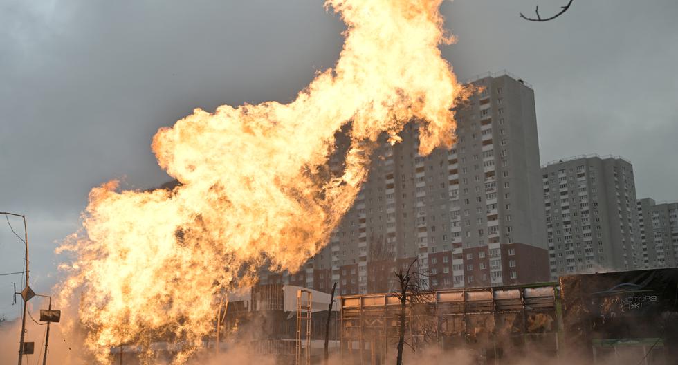Incendios y carros quemados después de un ataque con misiles de Rusia en Kiev, Ucrania, el 2 de enero de 2024. (Foto de Genya SAVILOV / AFP).