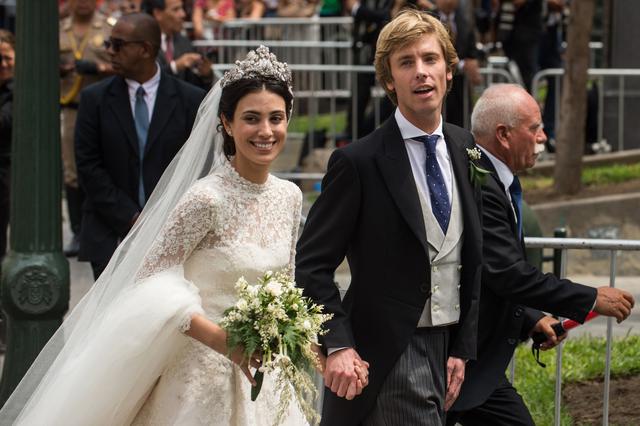 Luego de la ceremonia, el príncipe Christian de Hannover y Alessandra de Osma salen tomados de la mano. (Foto: Agencia)