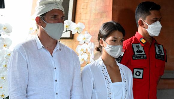 La rusa Alina Fazleeva (C) y su esposo Andrey Fazleev (I) asisten a una conferencia de prensa en Denpasar, en la isla turística indonesia de Bali, el 6 de mayo de 2022, mientras se enfrentan a la deportación por tomarse fotos de desnudos en un árbol sagrado. (Foto: SONNY TUMBELAKA / AFP)