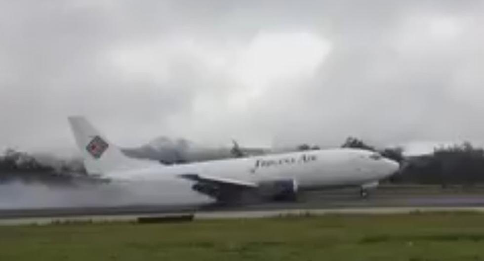 El avión perdió el tren de aterriza cuando tocó tierra en Indonesia. (Foto: Twitter)