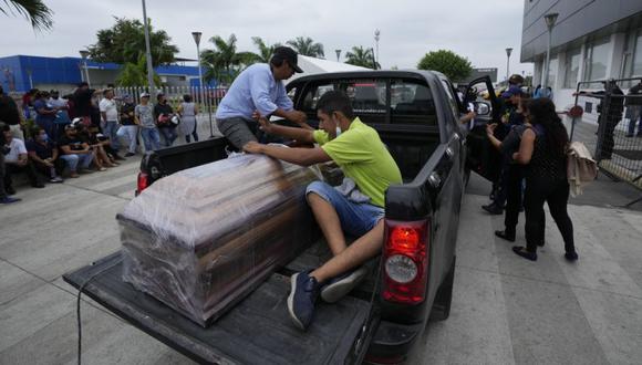 Familiares trasladan el ataúd con el cuerpo de un familiar que falleció en la penitenciaría Litoral, luego de que estallaran disturbios mortales dentro de la prisión en Guayaquil, Ecuador. (Foto: AP / Dolores Ochoa)