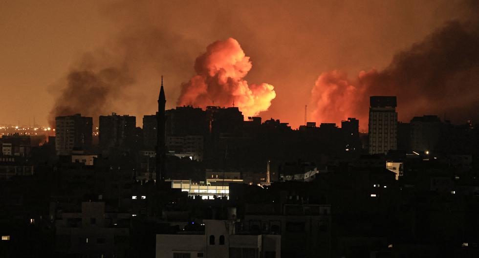 Una bola de fuego se forma tras el bombardeo de Israel en la ciudad de Gaza el 12 de octubre de 2023. (Foto de Mahmud Hams / AFP).