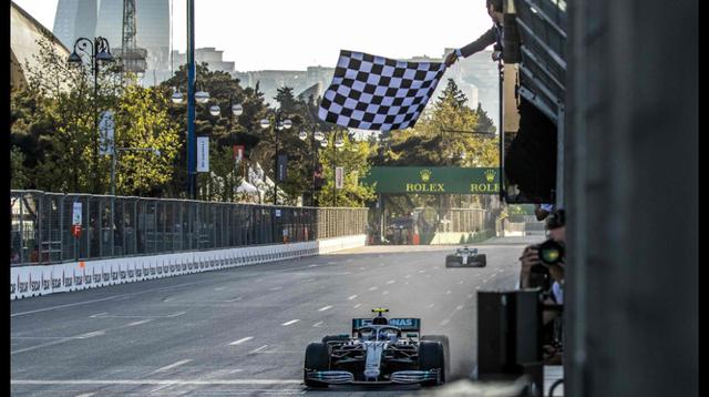 Valtteri Bottas ganó el GP de Azerbaiyán y lidera el campeonato mundial de la Fórmula 1 por delante de Lewis Hamilton. (Foto: AFP)