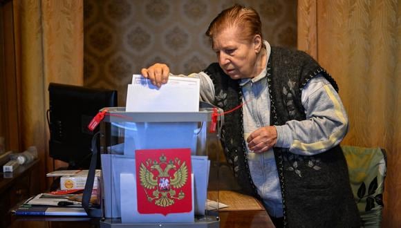 Los rusos en varias regiones votaron entre el 9 al 11 de septiembre para elegir gobernadores, diputados municipales y diputados de parlamentos regionales y ayuntamientos. (Foto referencial: NATALIA KOLESNIKOVA / AFP)