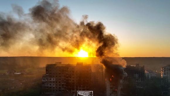 Un bloque de apartamentos en llamas en Bakhmut, región de Donetsk, el 21 de mayo de 2023, en medio de la invasión rusa de Ucrania. (Foto de Handout / Fuerzas Armadas de Ucrania / AFP)