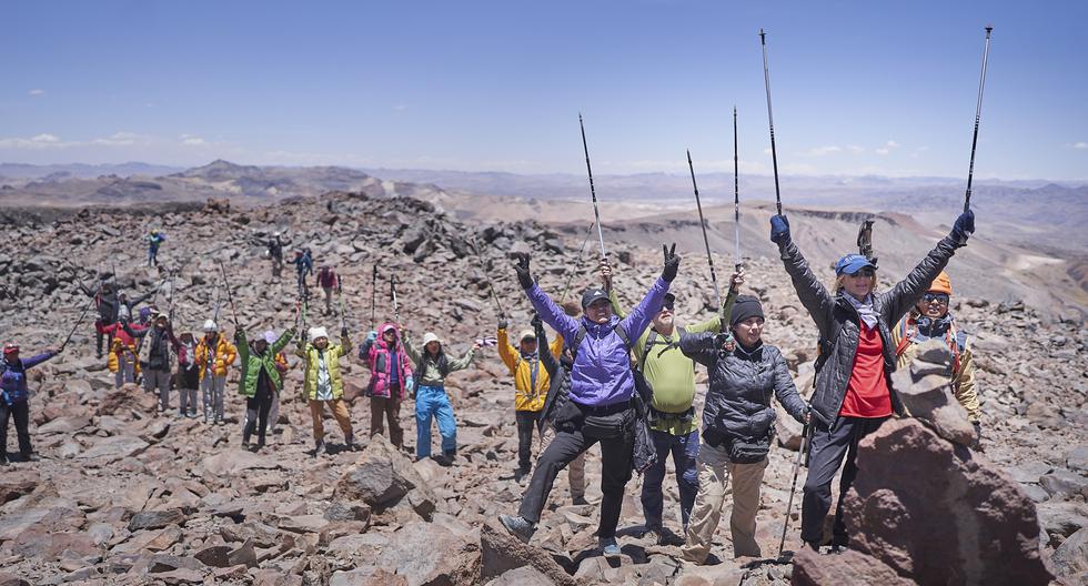 El ascenso al Mismi se realizó el pasado 4 de diciembre. Tomó ocho horas desde la base de la montaña y se logró tomar su cima a los 5.822 m.s.n.m. El grupo fue escoltado por guías de montaña y la policía.