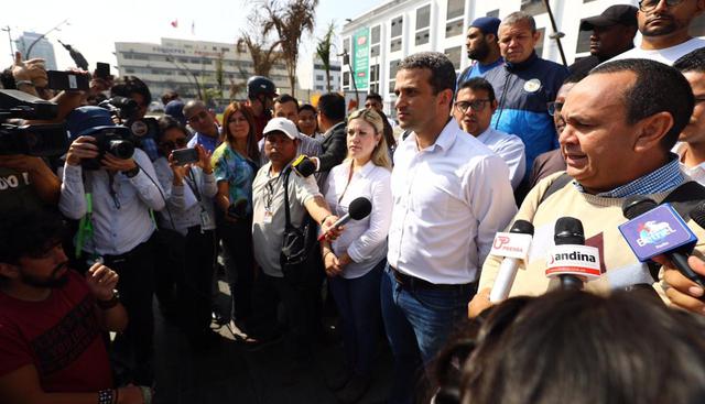 Embajador de Venezuela Carlos Scull encabeza manifestación en la concentración en Lima. Venezolanos se encuentran en la Alameda 28 de Julio, en el Cercado de Lima. (Foto: Daniel Apuy)