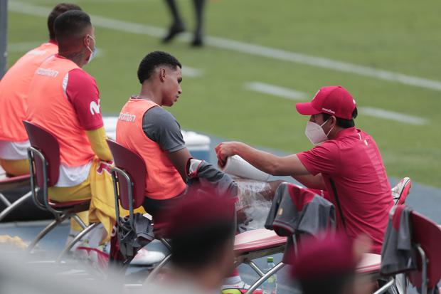 The image that worries everyone at this time: Marcos López injured on the substitute bench in Peru vs.  Panama.  (Photo: Jesus Saucedo / GEC)