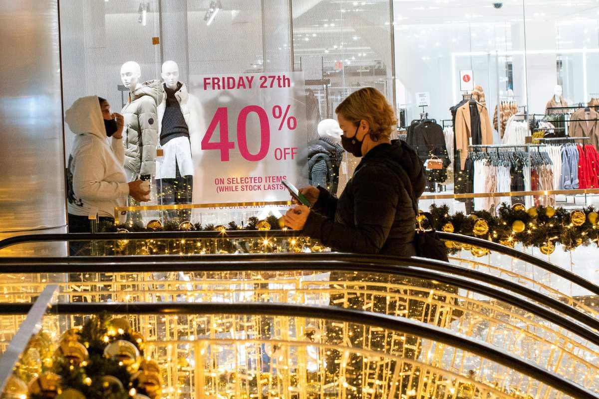 Las personas visitan las tiendas en Hudson Yards durante la apertura de las ventas del Black Friday en Manhattan, Nueva York, Estados Unidos, el 27 de noviembre de 2020. (REUTERS/Eduardo Muñoz).