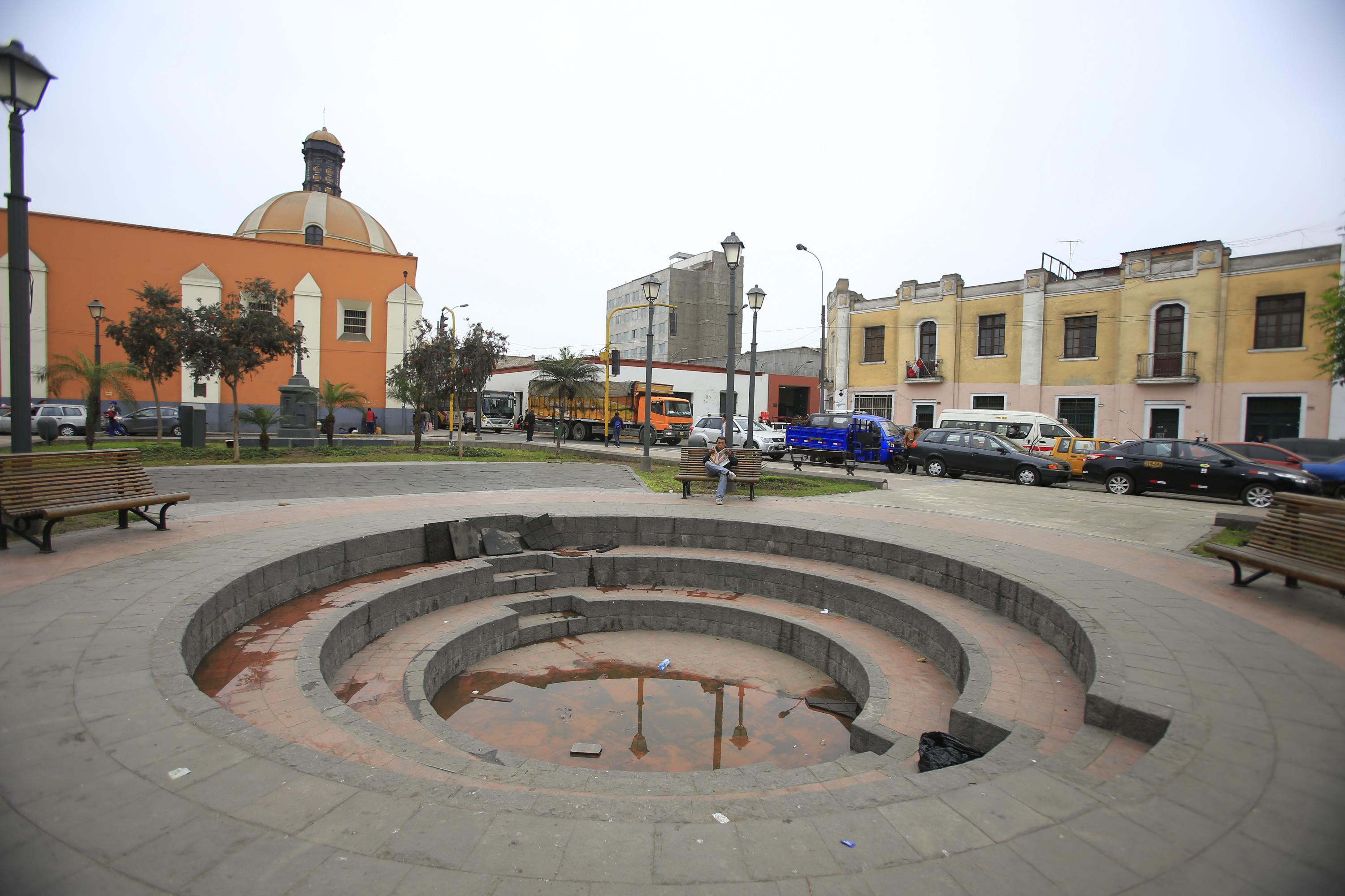 La plaza Italia (antes Santa Ana) ahora tiene características más urbanas. En unos sectores está descuidada y se encuentra afectada por la congestión vehicular (Foto: Jessica Vicente).