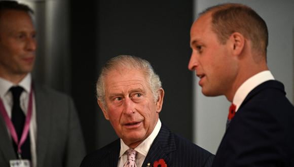 El entonces príncipe Carlos, ahora rey, reacciona mientras habla con su hijo, Guillermo en Glasgow, Escocia, el 1 de noviembre de 2021. (Foto: Daniel LEAL / POOL / AFP)