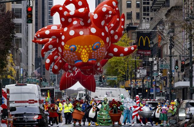 Los participantes bailando en el Desfile del Día de Acción de Gracias de Macy's modificado son vistos desde una barricada a unas dos cuadras de distancia en Nueva York. (AP/Craig Ruttle).