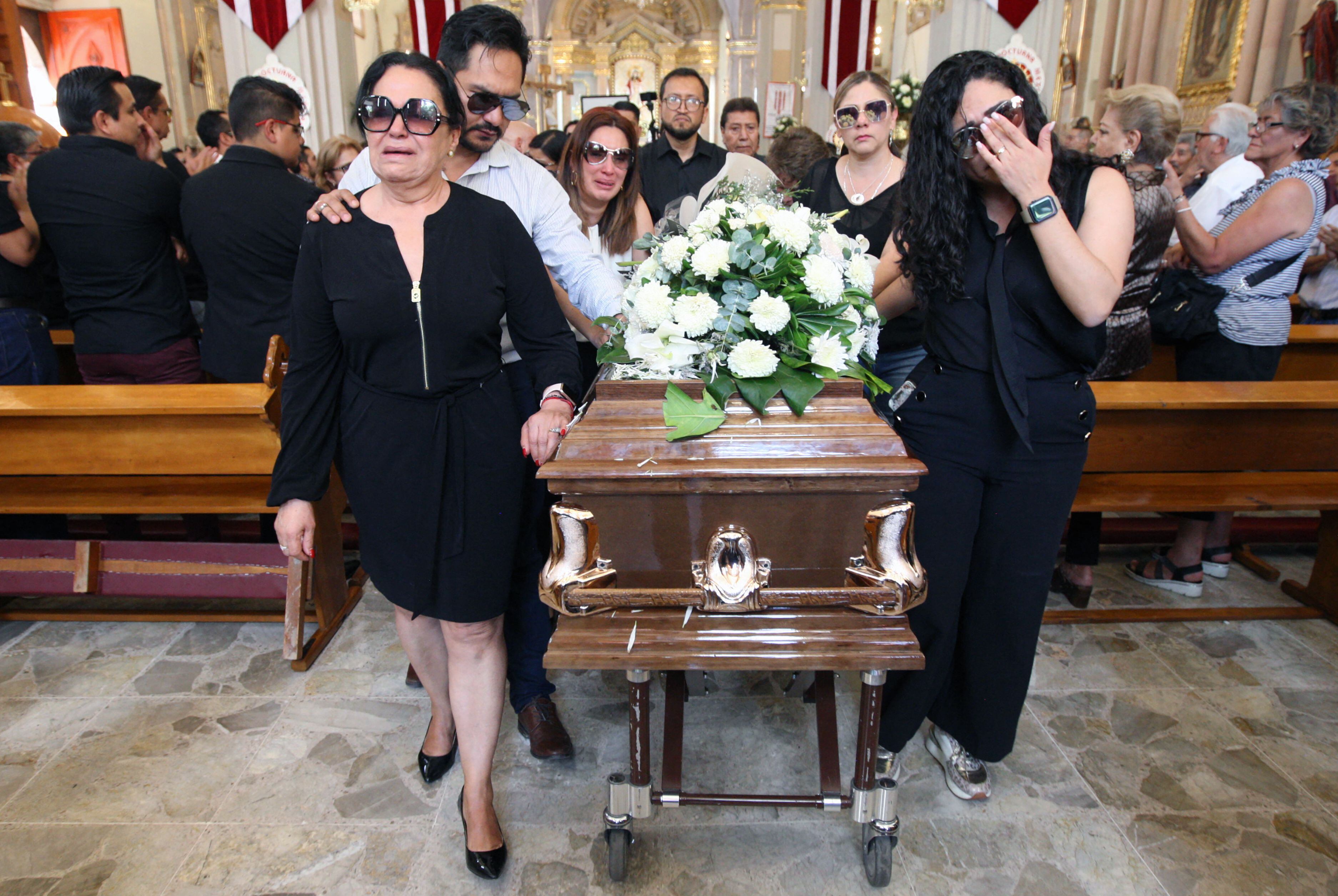 Relatives of Gisela Gaytán cry during her funeral in Celaya, Guanajuato state, Mexico, on April 3, 2024. (Photo by MARIO ARMAS / AFP).