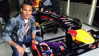 Paolo Guerrero posó con el vehículo de Sebastian Vettel en el GP de Brasil