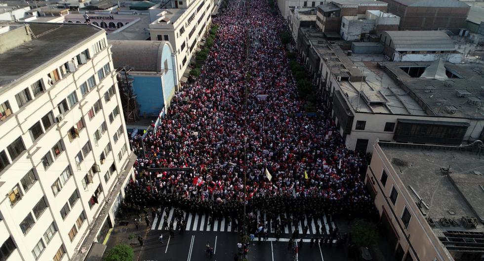 Miles de personas llegaron hacia el Centro de Lima para protestar contra el gobierno de Pedro Castillo y la medida de toque de queda. (Foto: Carlos Hidalgo)