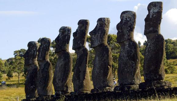 La isla es conocida por sus moais, unas figuras humanoides gigantescas labradas en piedra. (Foto: Martin BERNETTI / AFP).