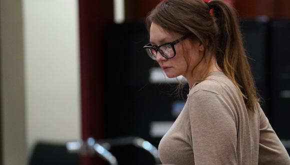 Anna Sorokin, más conocida como Anna Delvey, permanece en la sala del tribunal durante su juicio en la Corte Suprema del Estado de Nueva York el 11 de abril de 2019. (TIMOTEO A. CLARY / AFP).
