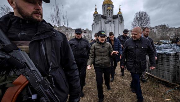 Karim Khan, fiscal de la CPI que aparece a la derecha en la foto, anunció que enviará un equipo a Ucrania para investigar los presuntos crímenes de guerra cometidos por Rusia durante su invasión.