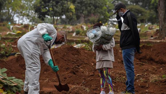 Un empleado del cementerio de Vila Formosa, en las afueras de Sao Paulo, excava junto a familiares de una persona que murió por coronavirus. (Foto de NELSON ALMEIDA / AFP).