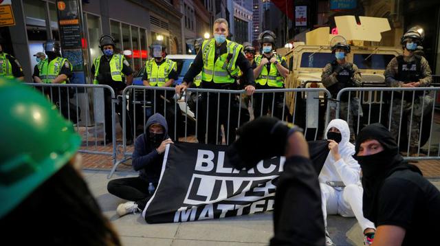Los manifestantes sostienen una pancarta "Black Lives Matter" en una barricada policial durante una protesta contra la desigualdad racial tras la muerte en la custodia policial de George Floyd en Boston, Massachusetts. (Foto: REUTERS / Brian Snyder).