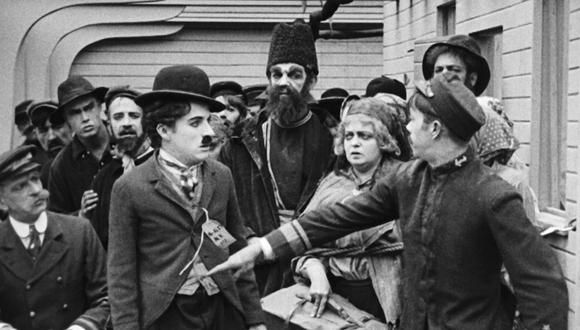 "El inmigrante", irónico corto de Charles Chaplin sobre la migración europea en Estados Unidos (1917).