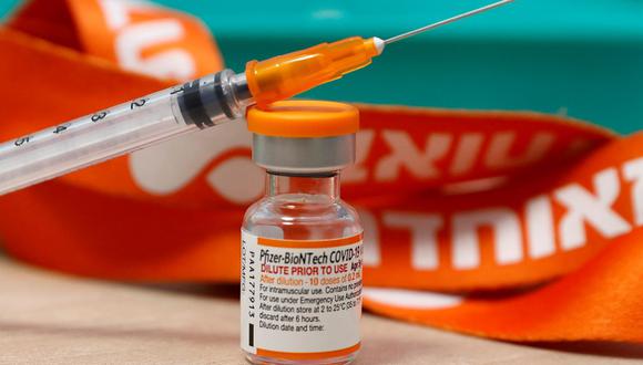 Un vial de la vacuna Pfizer / BioNTech contra el coronavirus covid-19 para niños se muestra en la Organización de Servicios de Salud Meuhedet en Tel Aviv el 22 de noviembre de 2021. (JACK GUEZ / AFP).