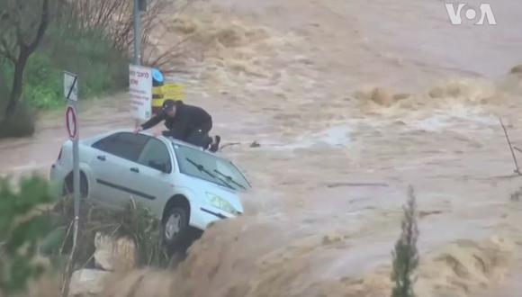 En las imágenes se observa al conductor aferrándose al techo de su auto mientras el río avanza con potencia a su lado. (Foto: Captura)