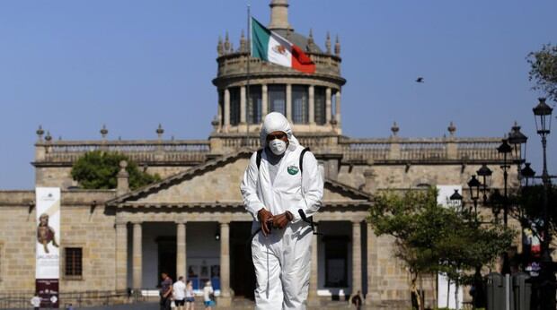 El mandatario mexicano señaló que “hay quien dice que, por lo del coronavirus, no hay que abrazarse. Pero no pasa nada” (Foto: EFE)