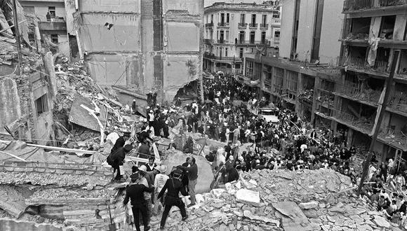 Bomberos y policías buscan a heridos tras la explosión de una bomba en la Asociación Mutual Israelita Argentina (AMIA) en Buenos Aires, el 18 de julio de 1994. (Foto de Ali BURAFI / AFP)