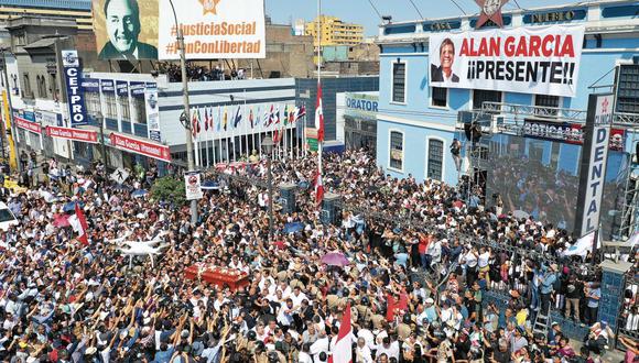 El ataúd con los restos de Alan García fue retirado ayer de la Casa del Pueblo. Tras recorrer el Centro de Lima, el cortejo fúnebre tuvo como última parada un camposanto de Huachipa. (Foto: Daniel Apuy/ GEC)