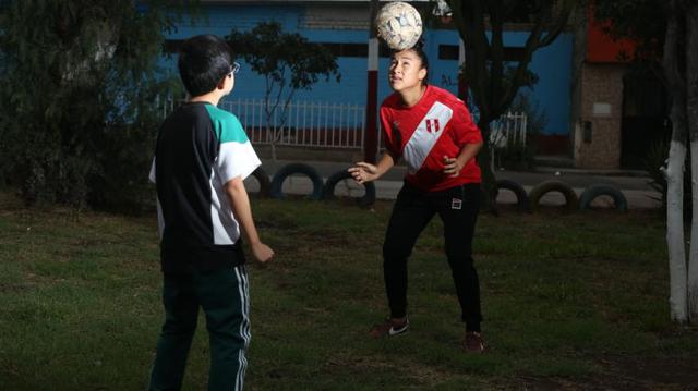 Junto a su pequeño hijo haciendo jueguitos con el balón. Ambos aman el fútbol. (Foto: Violeta Ayasta)